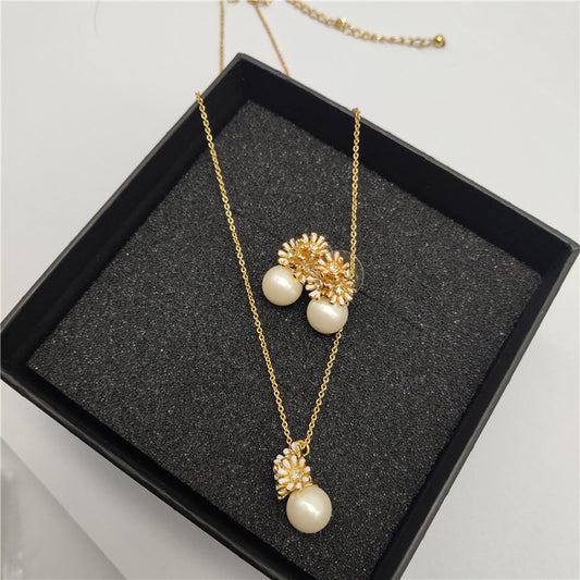 24K Gold Plated Daisy Pearl Pendant Necklace