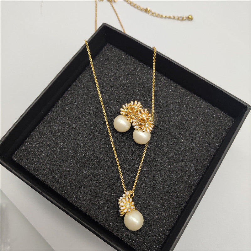 24K Gold Plated Daisy Pearl Pendant Necklace