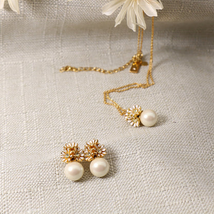 24K Gold Plated Daisy Pearl Pendant Necklace