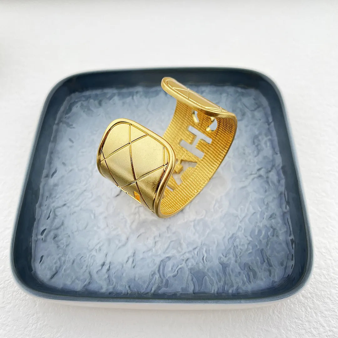 24K Solid Gold Plated Vintage Hollowed Bangle CC Designer Bracelet
