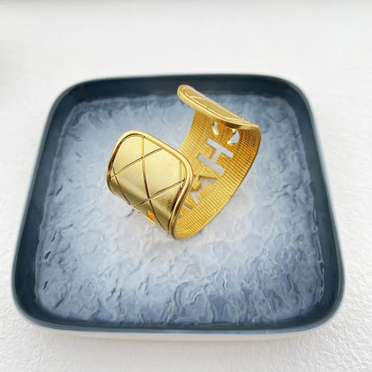 24K Solid Gold Plated Vintage Hollowed Bangle CC Designer Bracelet