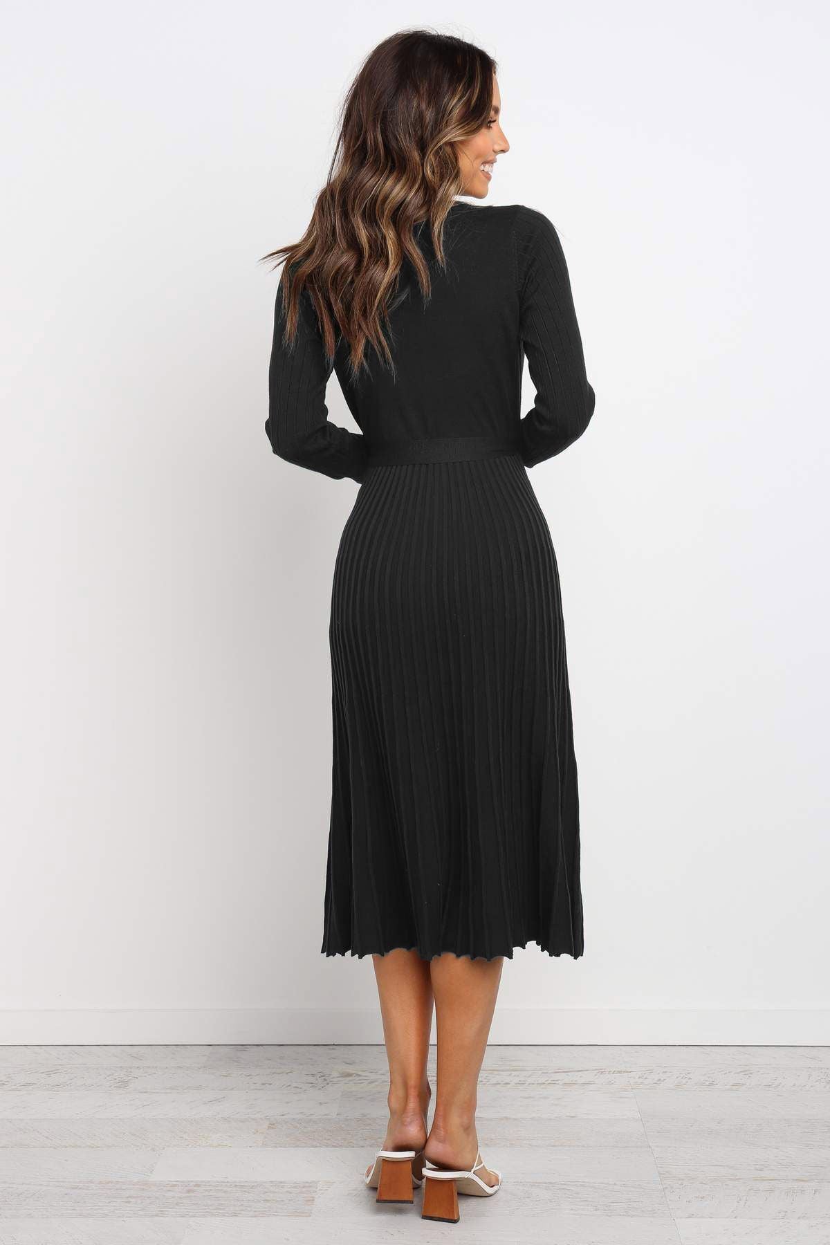 Sexy V-Neck Solid Pleated Knitted Skater Dress