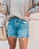 Short en jean bleu clair déchiré à franges